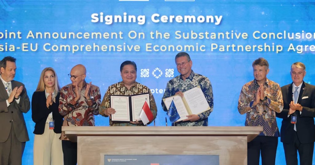 Airlangga Hartarto, Indonesia's Coordinating Minister for Economic Affairs, and Maros Sefcovic, European Commissioner for Trade and Economic Security, show documents during a signing ceremony on the substantive conclusion of the Indonesia-European Union Comprehensive Economic Partnership Agreement (IEU-CEPA) in Nusa Dua, Bali, Indonesia September 23, 2025. REUTERS/Johannes P. Christo