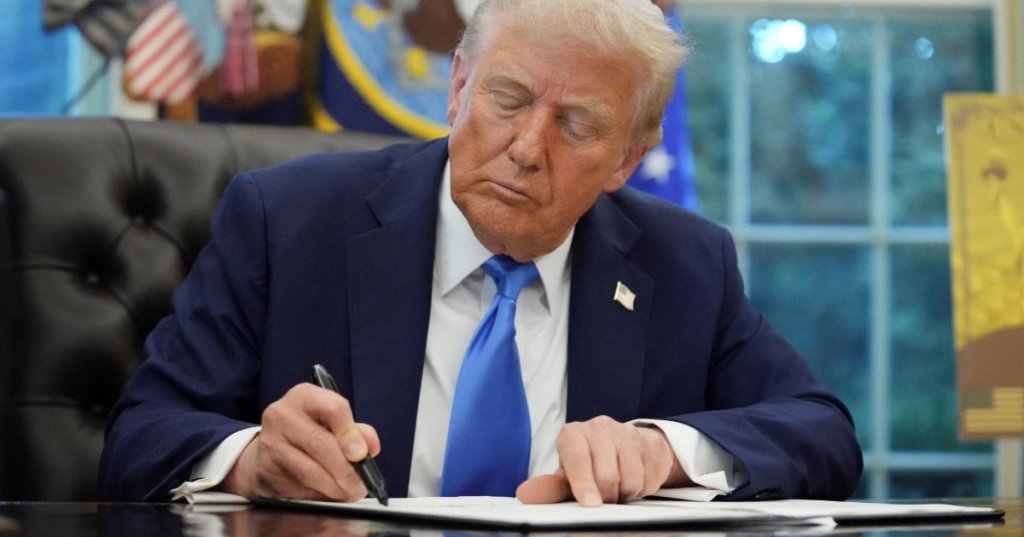 U.S. President Donald Trump signs an executive order in the Oval Office at the White House in Washington, D.C., U.S., September 19, 2025. REUTERS/Ken Cedeno/File Photo