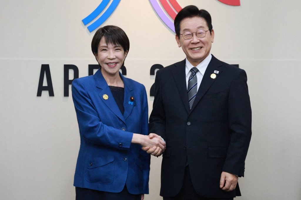 Prime Minister Sanae Takaichi shakes hands with South Korean President Lee Jae Myung ahead of their talks at the Asia-Pacific Economic Cooperation forum summit in Gyeongju, South Korea, on Thursday. | YONHAP / VIA AFP-JIJI