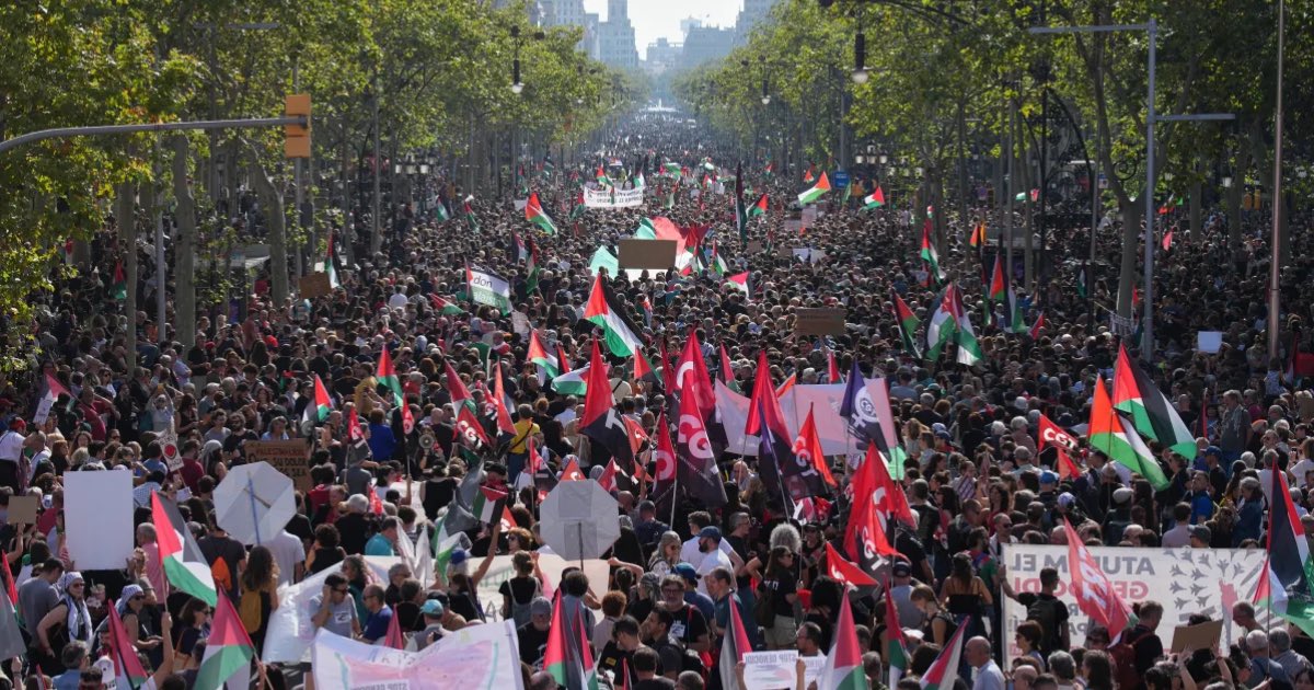 Pro-Palestinian demonstrators rally during a protest in Barcelona, Spain, Saturday, Oct. 4, 2025 in solidarity with the Global Sumud Flotilla after ships were intercepted by the Israeli navy. (AP Photo-Emilio Morenatti)