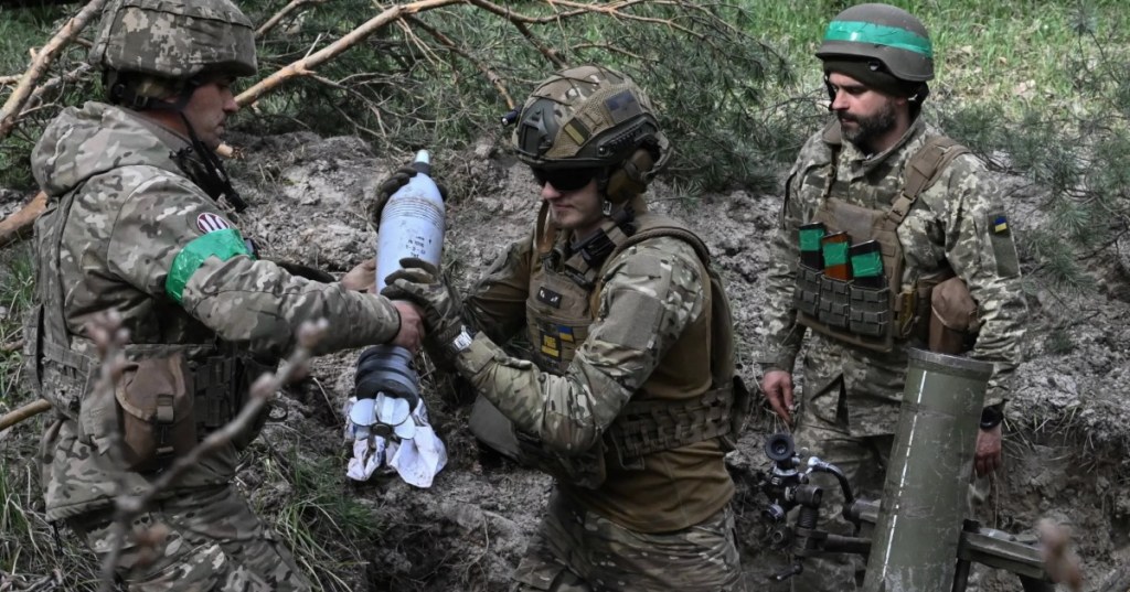 Ukrainian soldiers prepare to fire a mortar towards Russian positions in the Donetsk region [Genya Savilov/AFP]