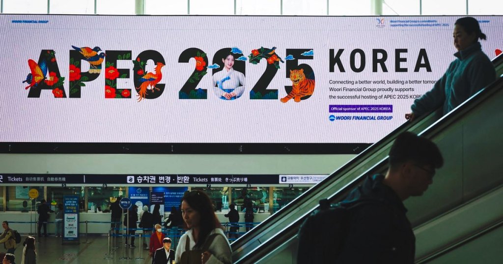 Passengers ride on escalators as a large electric board shows an advertisement promoting the 2025 Asia-Pacific Economic Cooperation leaders' summit in Gyeongju, at a railway station in Seoul, South Korea, October 22, 2025. REUTERS/Kim Hong-Ji