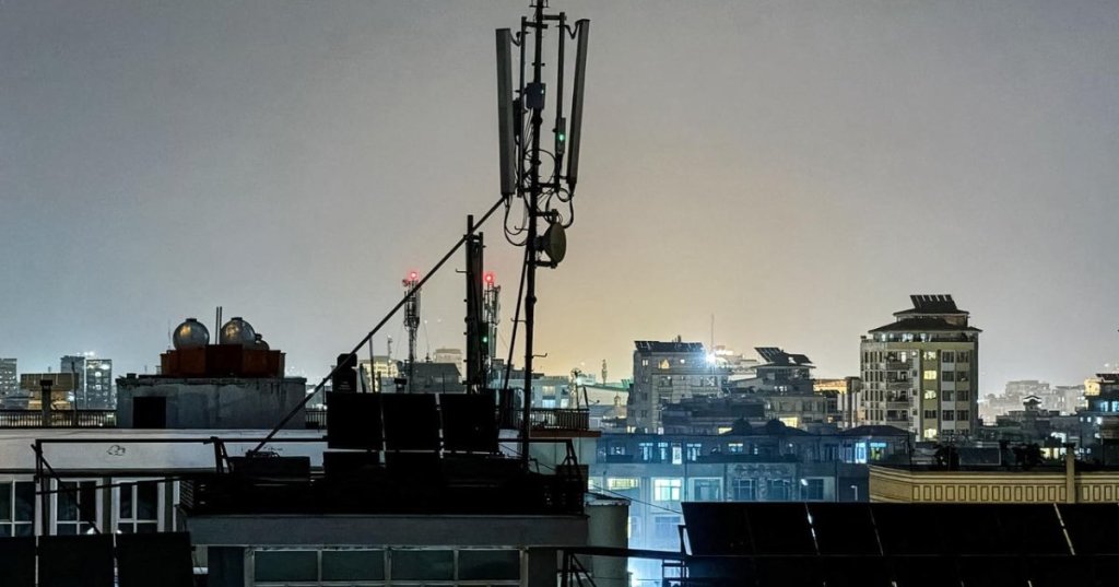 A general view shows a telecommunications antenna installed for internet services on the rooftop of a house in Kabul, late evening, following a nation-wide telecom outage on Sept. 29, 2025. (AFP Photo)