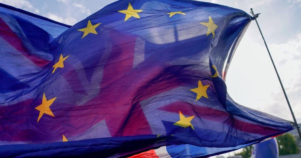 A Union flag waves behind a European Union flag, outside the Houses of Parliament, in London, Oct 19, 2022. (PHOTO / AP)