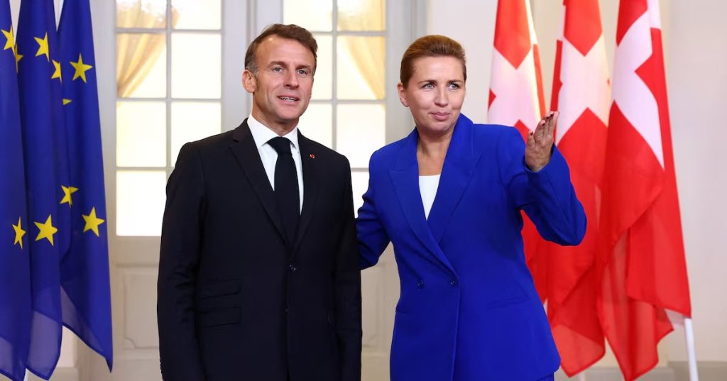 Denmark's Prime Minister Mette Frederiksen welcomes France's President Emmanuel Macron on day of the informal meeting of European Union leaders in Copenhagen, Denmark, October 1, 2025. REUTERS/Piroschka van de Wouw