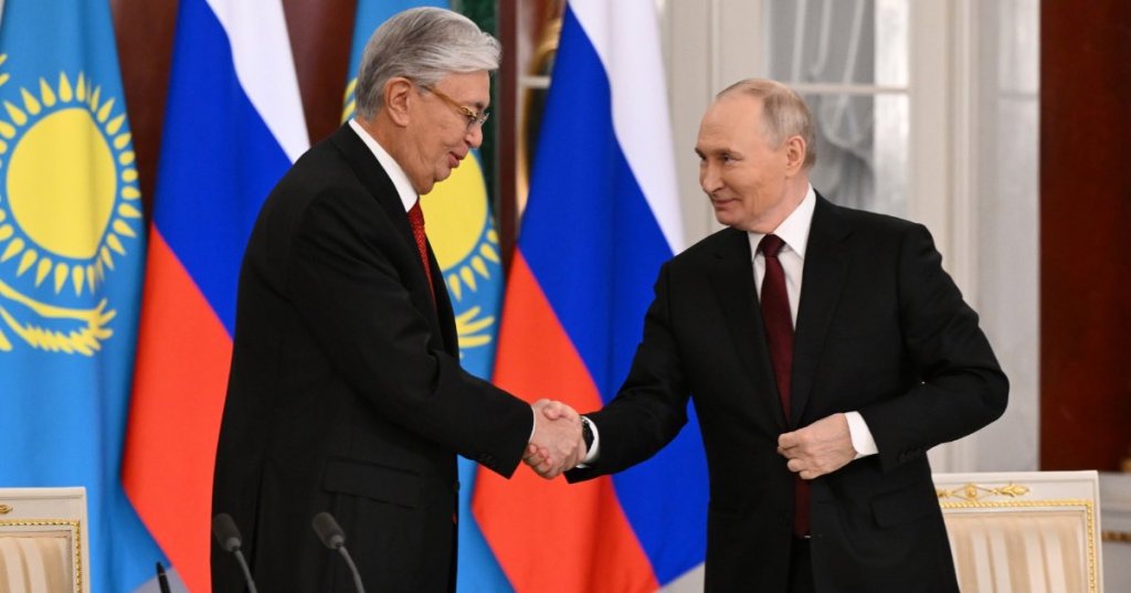 President Kassym-Jomart Tokayev (left) and Russian President Vladimir Putin. Photo by Kristina Kormilitsyna ("Rossiya Segodnya")