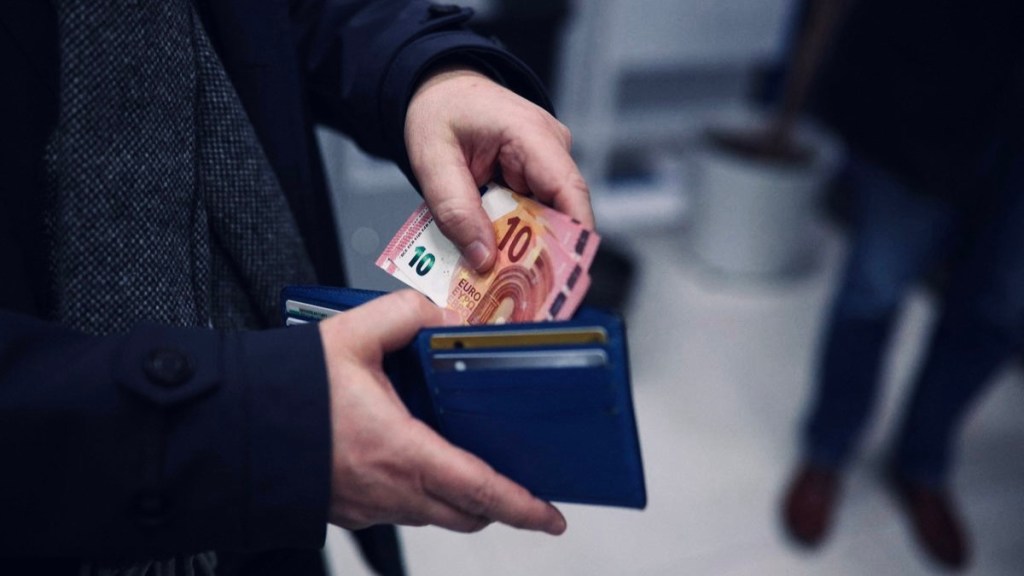 Bulgaria joins the eurozone amid mixed public&nbsp;reaction