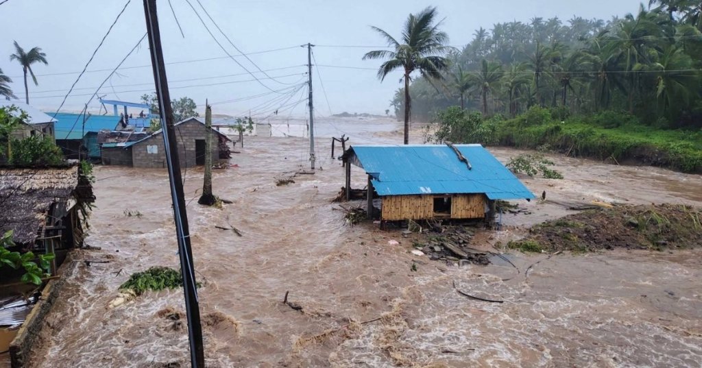 Houses are battered by surging floodwaters as Typhoon Fung-wong hit the coast in Pandan, the Philippines, on Sunday. | PANDAN MUNICIPAL DISASTER RISK REDUCTION AND MANAGEMENT OFFICE / VIA AFP-JIJI
