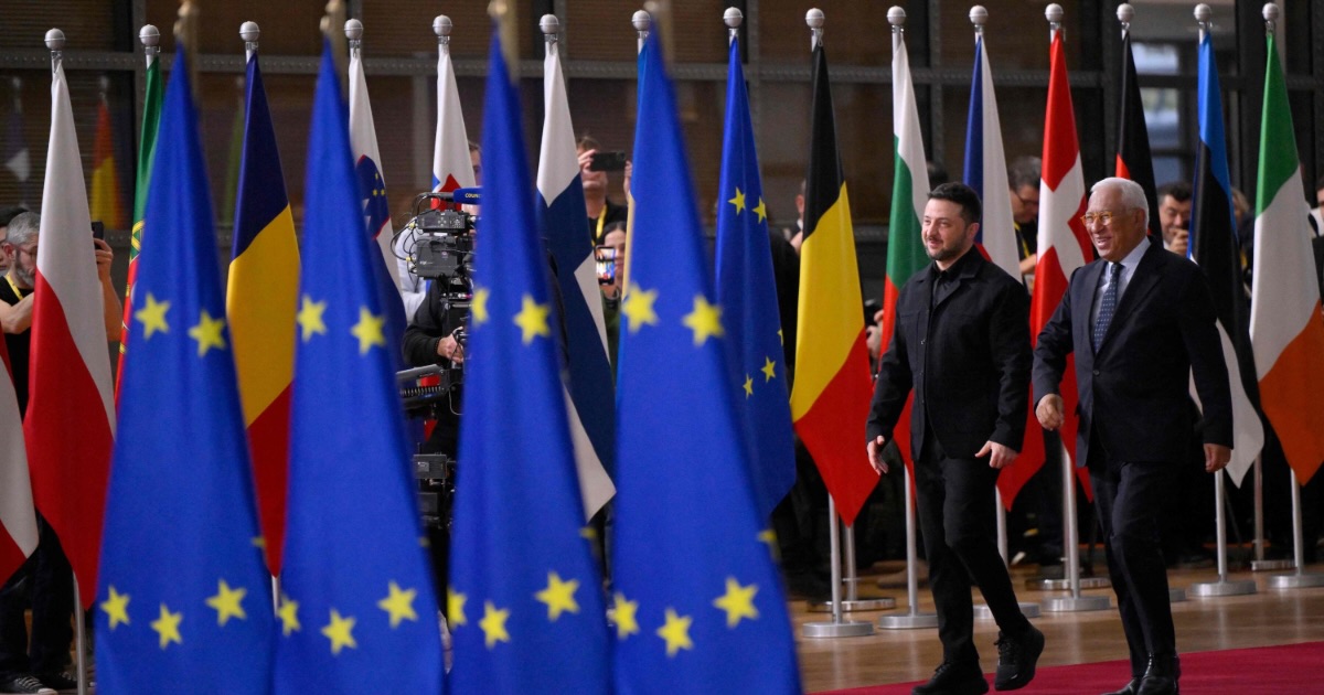 Ukraine President Volodymyr Zelenskyy (L) and European Council President Antonio Costa arrive for a European Council meeting gathering the 27 EU leaders, Brussels, Belgium, Oct. 23, 2025. (AFP Photo)