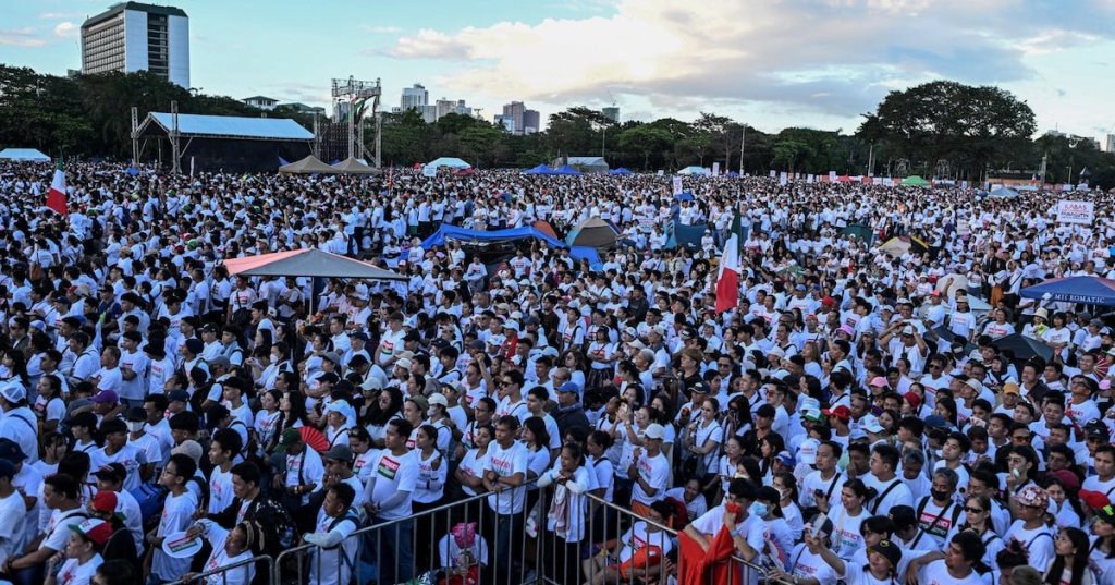 Members of the religious group Iglesia ni Cristo (Church of Christ) attend the first of a three-day anti-corruption protest at the Quirino Grandstand, Manila, Philippines, November 16, 2025. REUTERS/Noel Celis