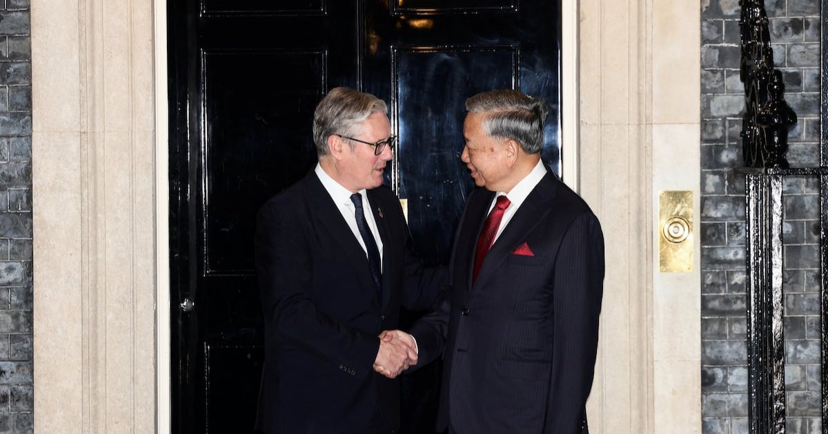 British Prime Minister Keir Starmer shakes hands with Vietnamese Communist Party chief To Lam, at Downing Street, in London, Britain, October 29, 2025. REUTERS/Jack Taylor