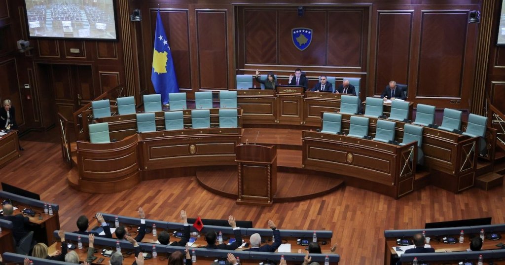 Members of Parliament vote for the new Kosovo Prime Minister candidate during the parliamentary session in Pristina, Kosovo, November 19, 2025. Kosovo's ruling Vetevendosje party on Wednesday failed to secure enough votes in the parliament to form the government, pushing the country towards a snap election. REUTERS/Valdrin Xhema