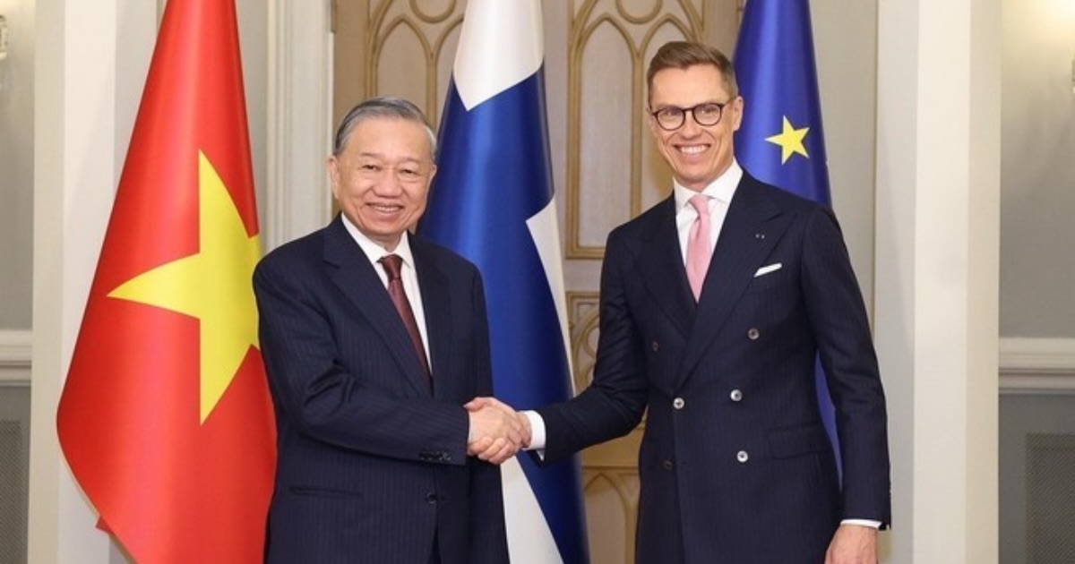 Vietnamese Party General Secretary To Lam (L) shakes hands with Finnish President Alexander Stubb following the signing of cooperative agreements between the two countries after their talks in Helsinki, October 21, 2025. Photo: Vietnam News Agency