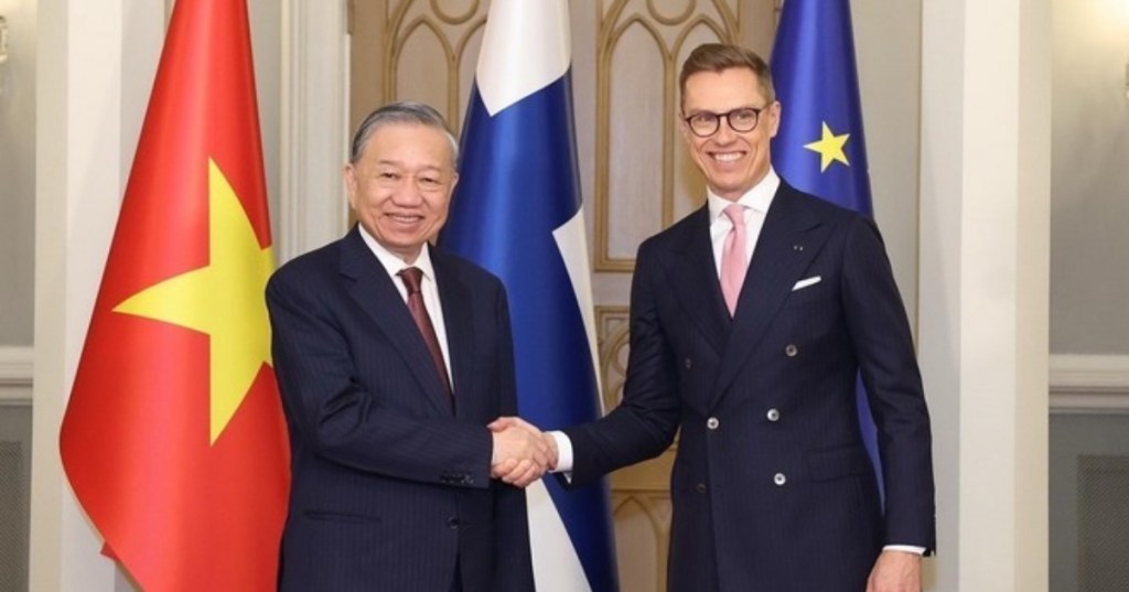 Vietnamese Party General Secretary To Lam (L) shakes hands with Finnish President Alexander Stubb following the signing of cooperative agreements between the two countries after their talks in Helsinki, October 21, 2025. Photo: Vietnam News Agency
