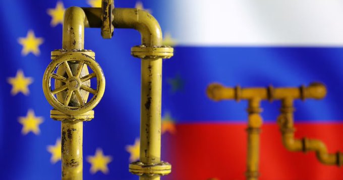 Model of natural gas pipeline, EU and Russia flags, July 18, 2022. REUTERS/Dado Ruvic/Illustration/File Photo
