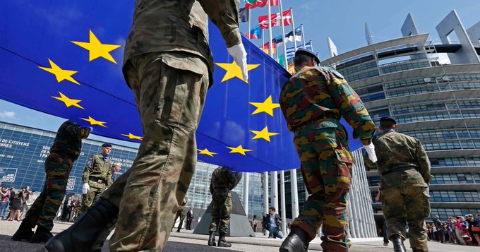 Soldiers of the Eurocorps hold the European flag during a ceremony in front of the European Parliament in Strasbourg, June 30, 2014 Image by picture alliance / REUTERS | JEAN-MARC LOOS ©