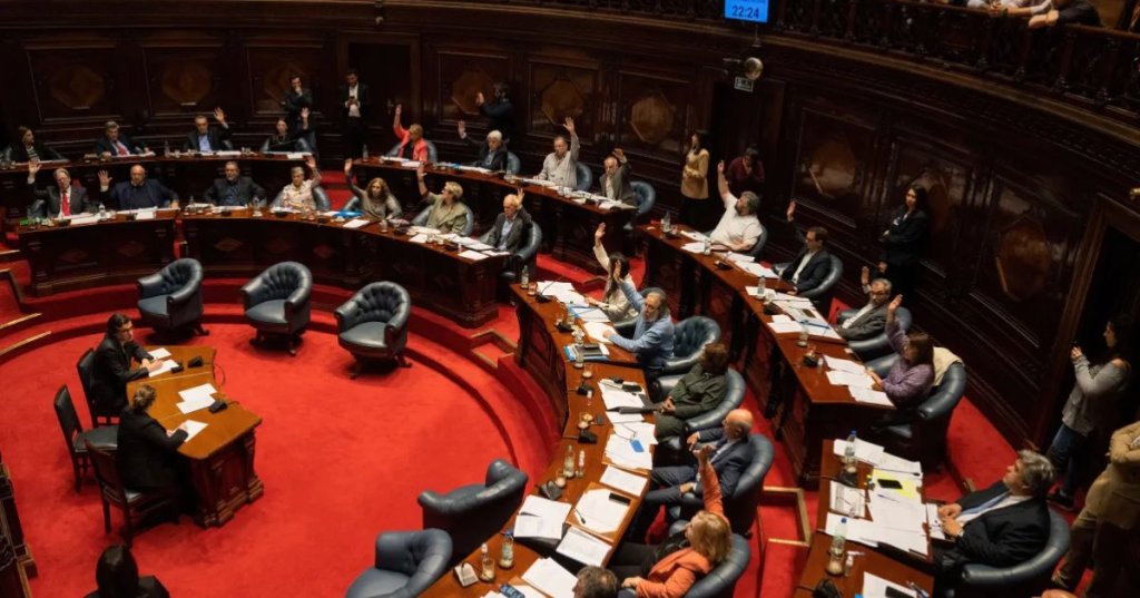 Senators vote in favor of a bill to legalize euthanasia, in Montevideo, Uruguay, Wednesday, Oct. 15, 2025. (AP Photo/Matilde Campodonico)
