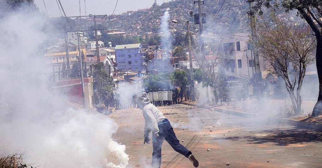 Madagascar president dissolves government