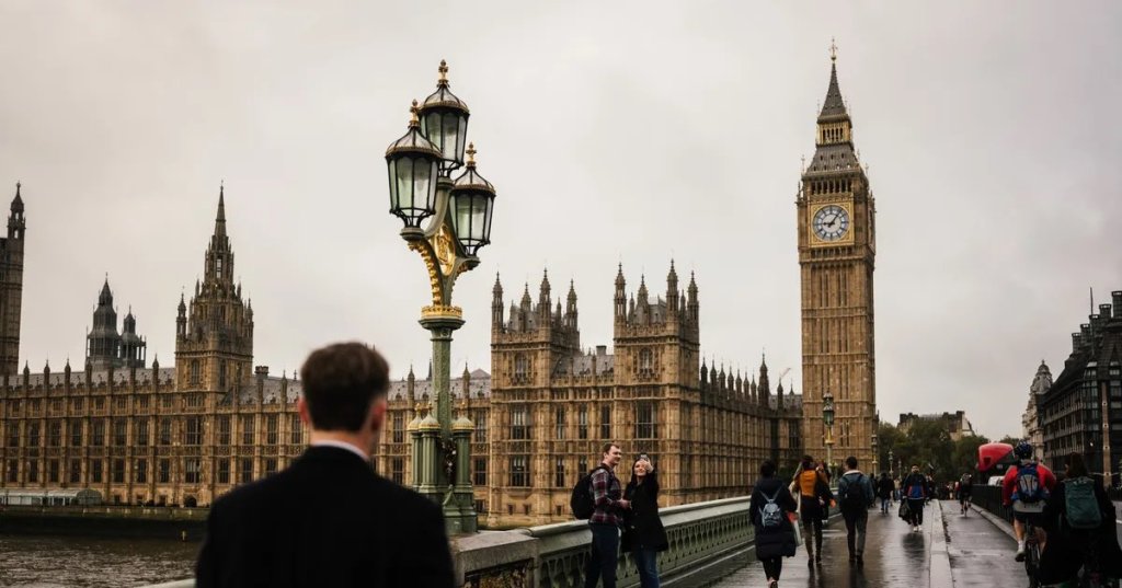 Commuters cross Westminster Bridge in London, UK.Photographer: Jose Sarmento Matos/Bloomberg