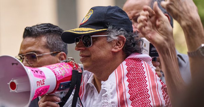 Colombian President Gustavo Petro addresses pro-Palestinian demonstrators at Dag Hammarskjold Plaza outside U.N. headquarters during the 80th United Nations General Assembly in New York City, U.S., September 26, 2025. REUTERS/Bing Guan