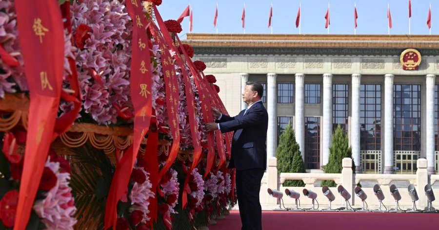 Chinese President Xi Jinping inspects a flower basket during a ceremony to honour fallen national heroes in Beijing on Tuesday (Sep. 30). Photo: Xinhua