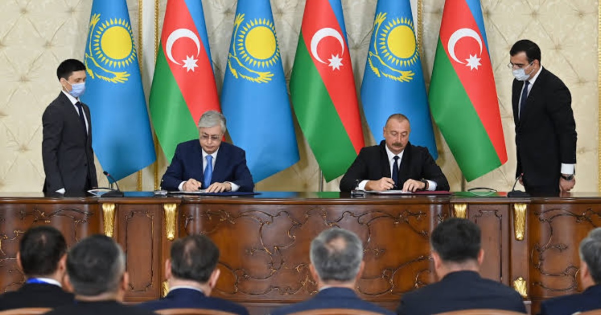 Kazakh President Kassym-Jomart Tokayev and Azerbaijani President Ilham Aliyev signed a number of agreements within the framework of Tokayev’s official visit to Baku. Photo credit: Akorda.