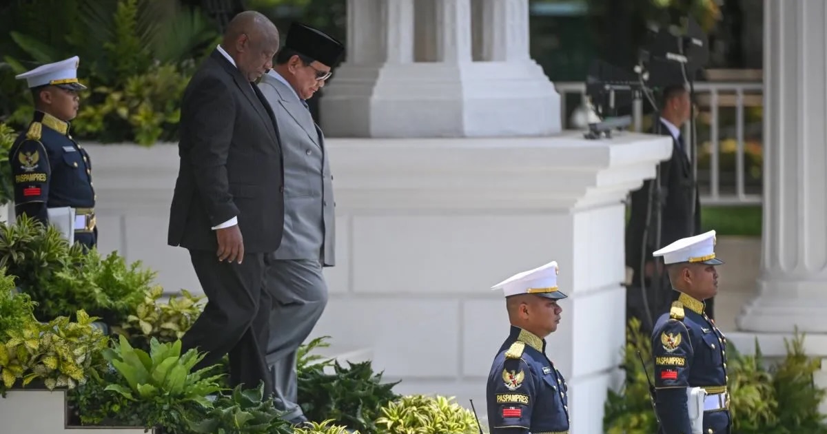 President Prabowo Subianto and South African President Cyril Ramaphosa at the Merdeka Palace, Jakarta, Wednesday (October 22, 2025). The meeting between the two leaders discussed global and bilateral issues, particularly in the economic and security sectors. ANTARA PHOTO/Aditya Pradana Putra/tom/rst