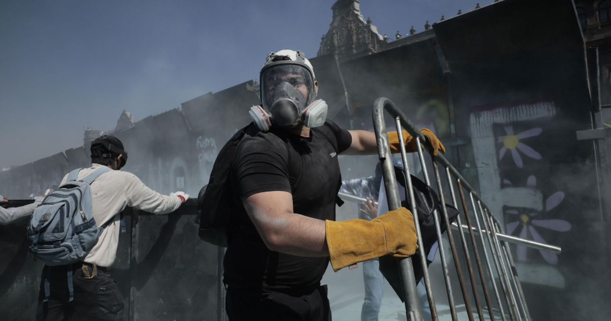 Thousands protest against crime and corruption in Mexico (Photo: BBC News.EPA)