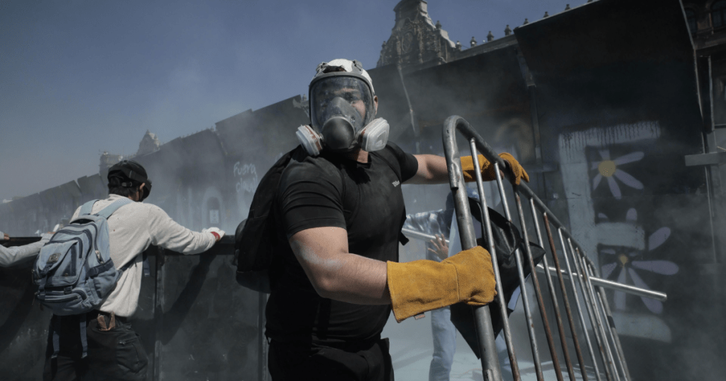 Thousands protest against crime and corruption in Mexico (Photo: BBC News.EPA)