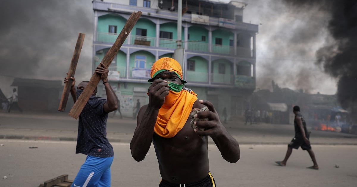 Supporters of the Cameroon opposition candidate Issa Tchiroma carry objects as they clash with security forces after the Constitutional Council declared President Paul Biya the winner of the October 12 presidential election in Douala, Cameroon, October 27, 2025.REUTERS…Zohra Bensemra