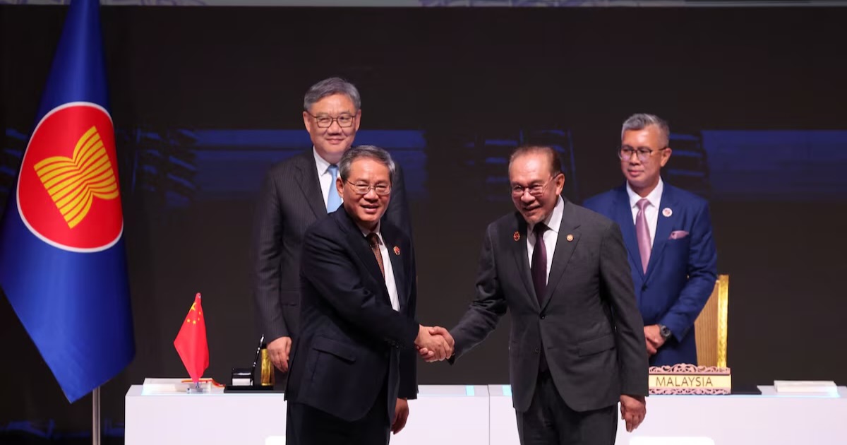 Chairman of the Association of Southeast Asian Nations (ASEAN) and Malaysia’s Prime Minister, Anwar Ibrahim and Chinese Premier Li Qiang shake hands after witnessing the signing of the ASEAN-China Free Trade Area 3.0 Upgrade, Lumpur, Malaysia October 28, 2025. REUTERS/Hasnoor Hussain