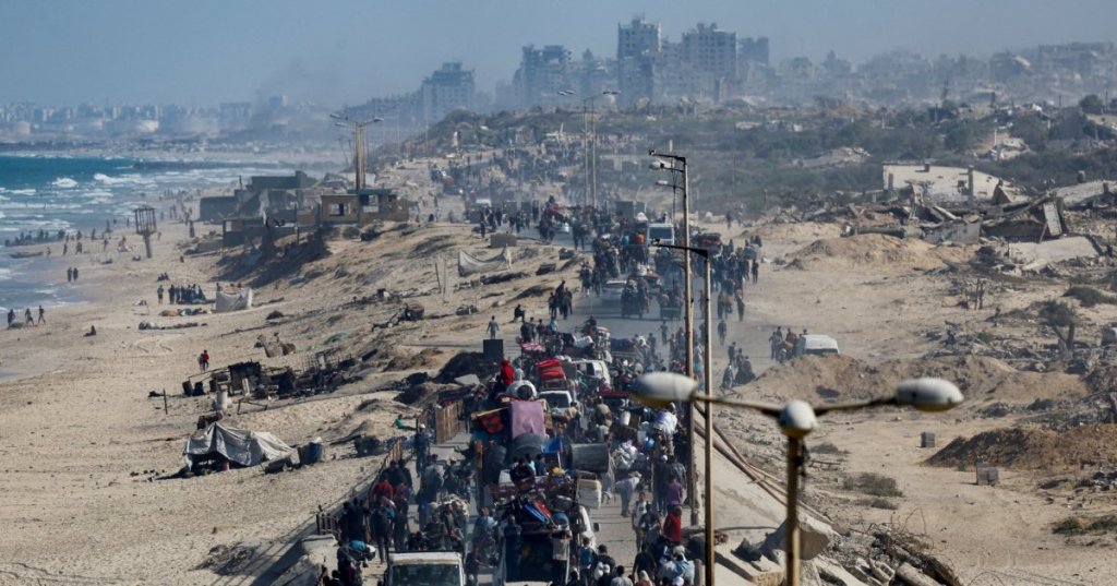 Palestinians, who were displaced to the southern part of Gaza, make their way along a road as they return to the north, amid a ceasefire between Israel and Hamas in Gaza, in the central Gaza Strip, Oct. 11, 2025. (Reuters Photo)