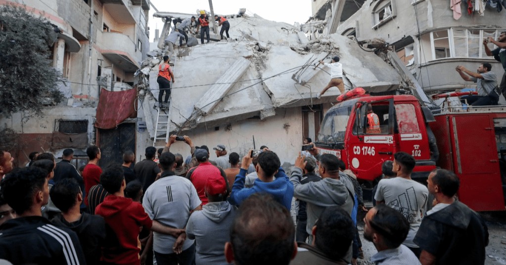 Palestinians inspect the site of an Israeli strike, in Gaza City, November 22, 2025. REUTERS/Mahmoud Issa