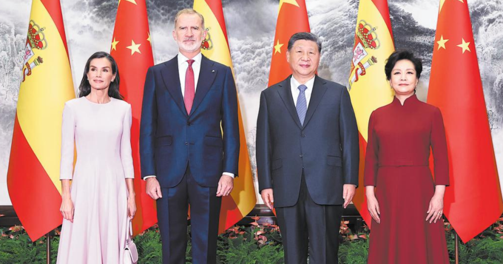 President Xi Jinping and his wife, Peng Liyuan, pose for a group photo on Wednesday (Nov. 11) with King Felipe VI of Spain and his wife, Queen Letizia, in Beijing. Xi met with King Felipe VI, who is on a state visit to China, at the Great Hall of the People in Beijing. FENG YONGBIN / CHINA DAILY