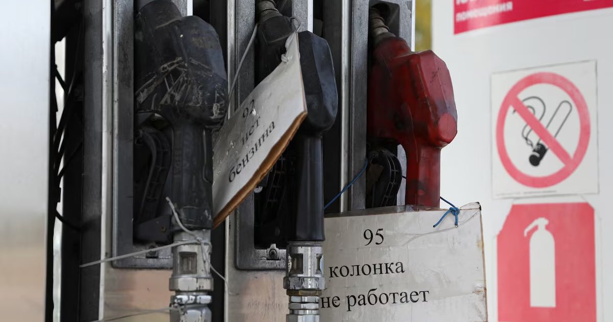 Signs reading "92 - no petrol" and "95 - the pump is not working" at a petrol station amid a gasoline shortage in the Nizhny Novgorod Region, Russia September 26, 2025. REUTERS/Anastasia Makarycheva Purchase Licensin