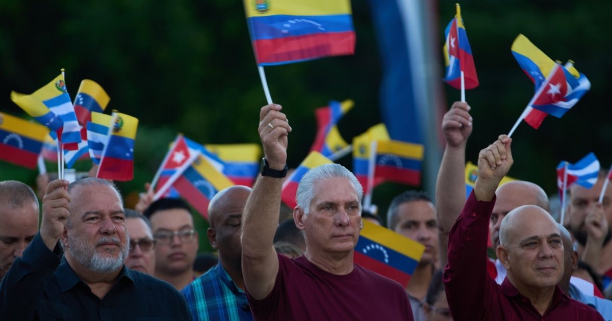 Cuban President Miguel Diaz-Canel (center) attends a a rally in support of Venezuela in Havana, Oct 17, 2025. (PHOTO / AP)