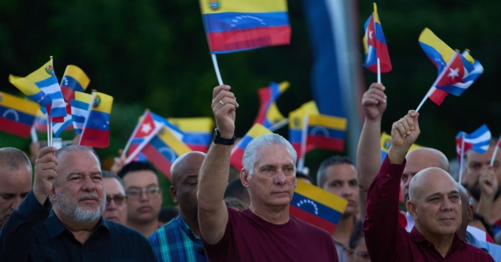 Cuban President Miguel Diaz-Canel (center) attends a a rally in support of Venezuela in Havana, Oct 17, 2025. (PHOTO / AP)