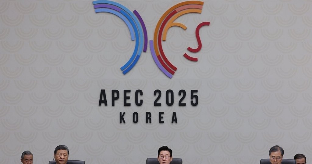 President Lee Jae Myung (C) speaks during Session 2 of the Asia-Pacific Economic Cooperation summit held in the southeastern city of Gyeongju on Nov. 1, 2025. (Yonhap)