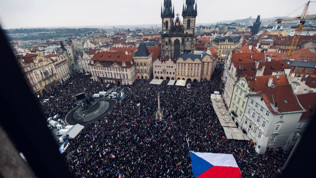 Tens of thousands rally in support of Czech president amid cabinet dispute
