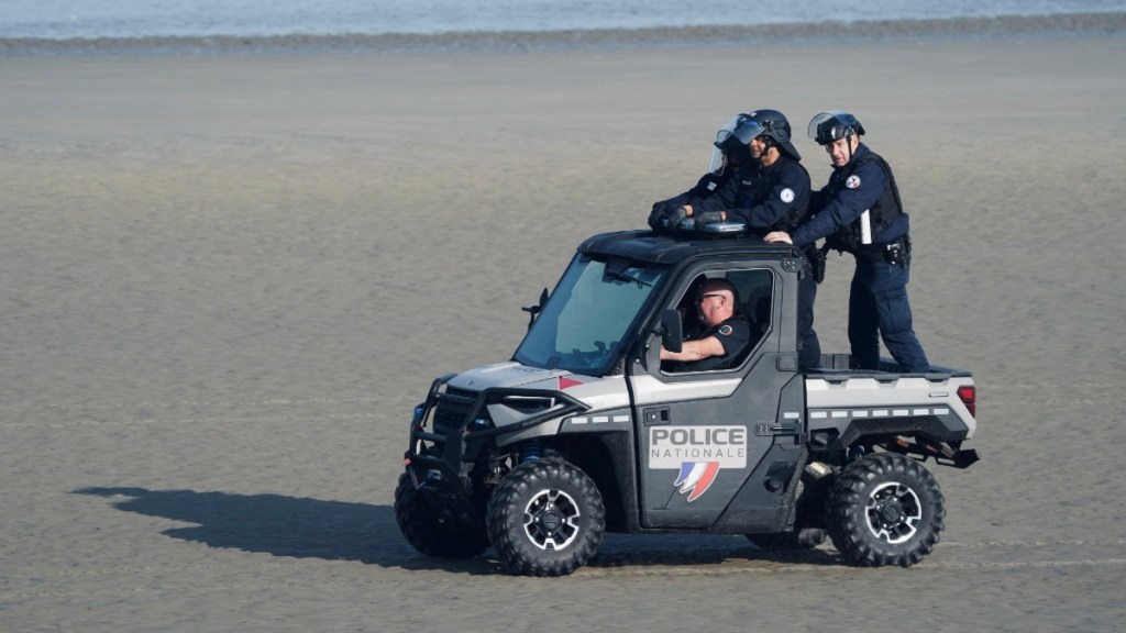 UK to pay France £16.2m in two-month deal to patrol Channel beaches as existing deal&nbsp;expires&nbsp;